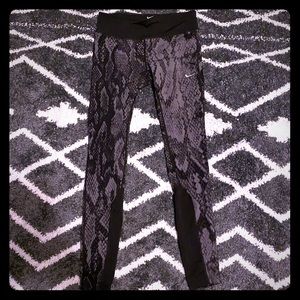GRAY & BLACK SNAKE PRINT NIKE LEGGINGS